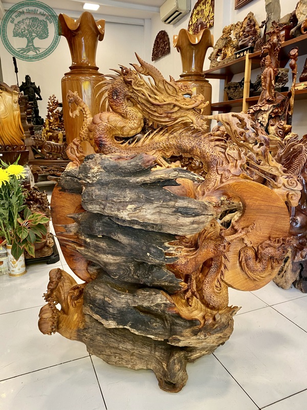 tượng gỗ rồng phun lửa