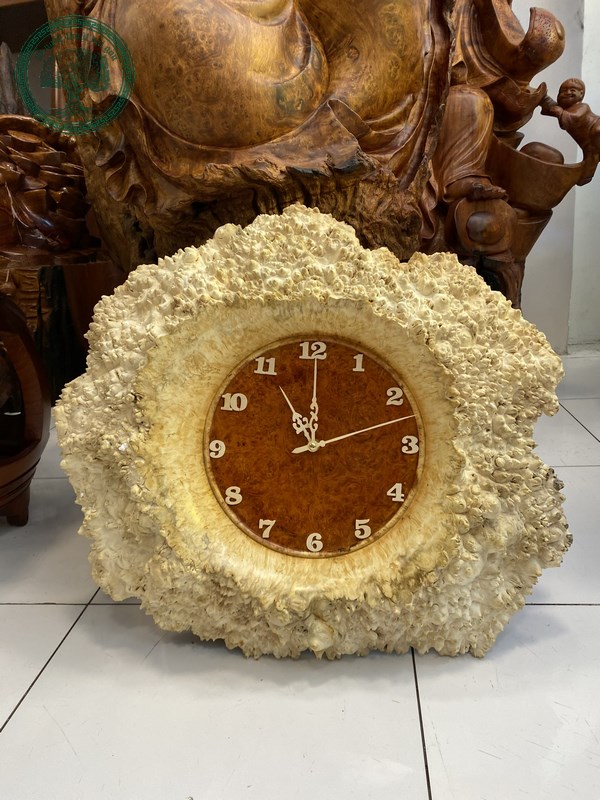 đồng hồ treo tường được làm bằng gỗ nu hương cám